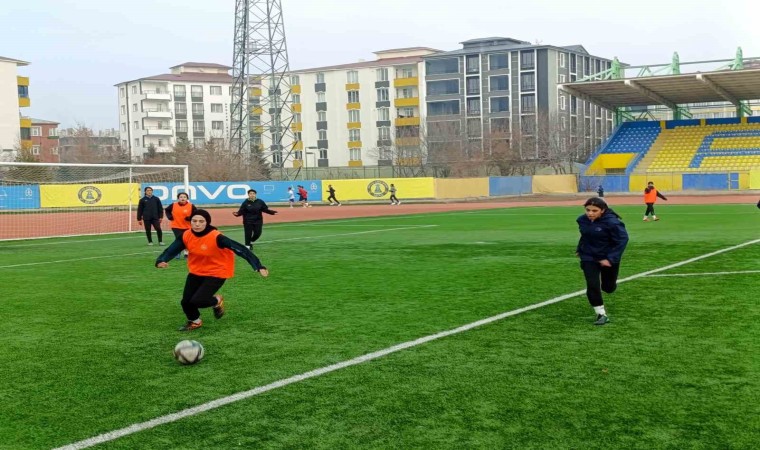 Ağrının kadın futbolcuları dondurucu soğuklara meydan okuyor