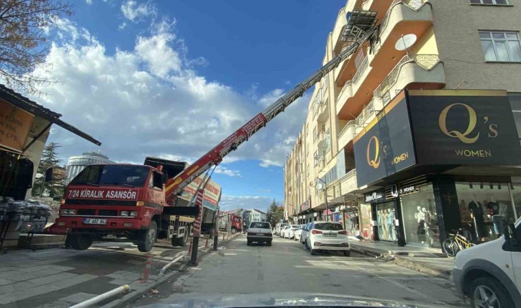 Aksarayda asansörle binadan yük taşıyan nakliyeciler yürekleri ağza getirdi