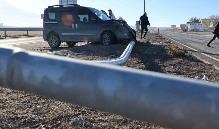 Aksarayda direğe çarpan araç sürücüsü yaralandı