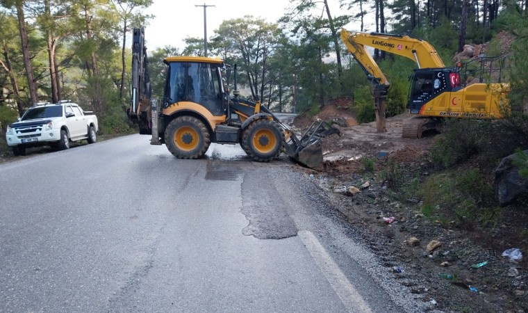 Alanyada kuzeyde kar, güneyde heyelanla mücadele devam ediyor