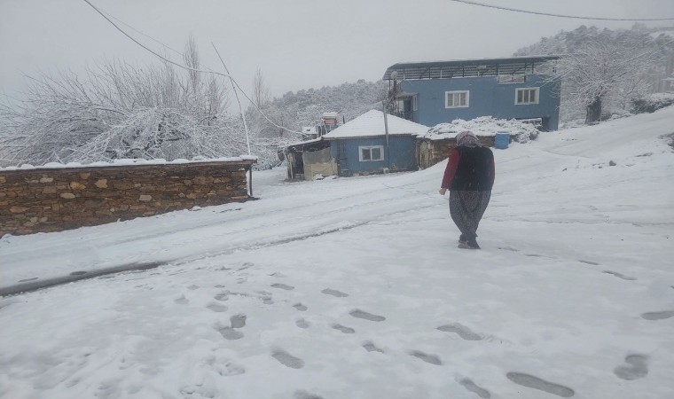 Alaşehire mevsimin ilk kar yağışı başladı