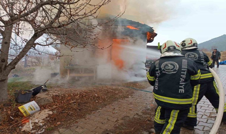 Alevlerin sardığı tek katlı işyeri kullanılamaz hale geldi