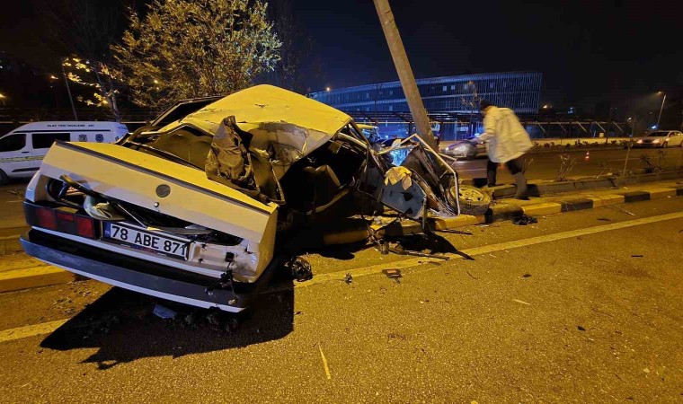 Alkollü ve ehliyetsiz sürücünün Tofaşla yaptığı hız aydınlatma direğinde bitti