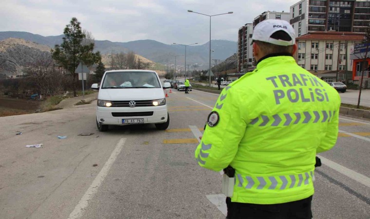 Amasyada polisi görünce kaçan minibüsten 20 kaçak göçmen çıktı