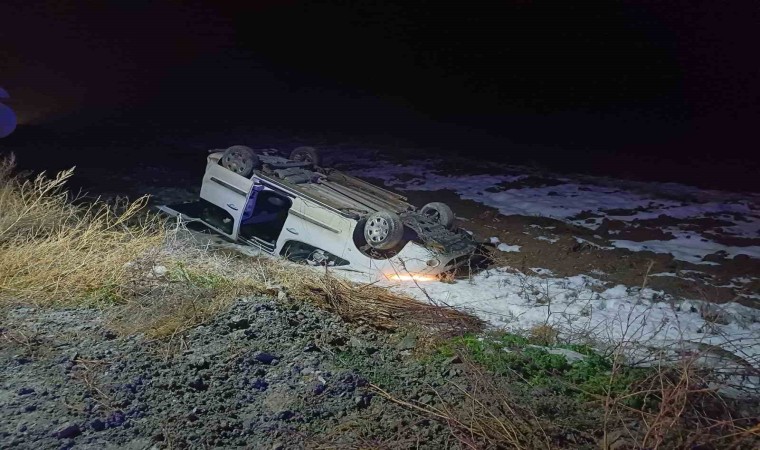 Ambulansa yetişmeye çalışan otomobil tarlaya devrildi: 2 yaralı