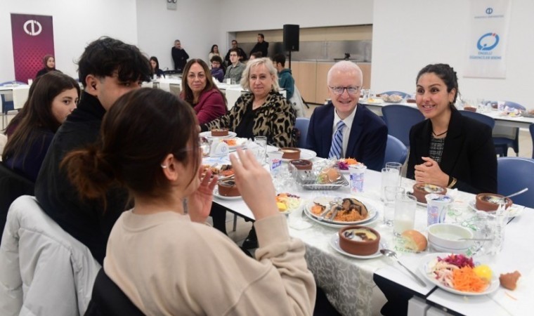 Anadolu Üniversitesi ailesi Engelliler Gününde öğrencilerle yemekte buluştu