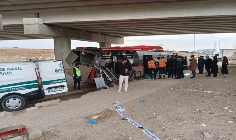 Ankarada belediye otobüsü tırla çarpıştı: 1 ölü, 1 yaralı