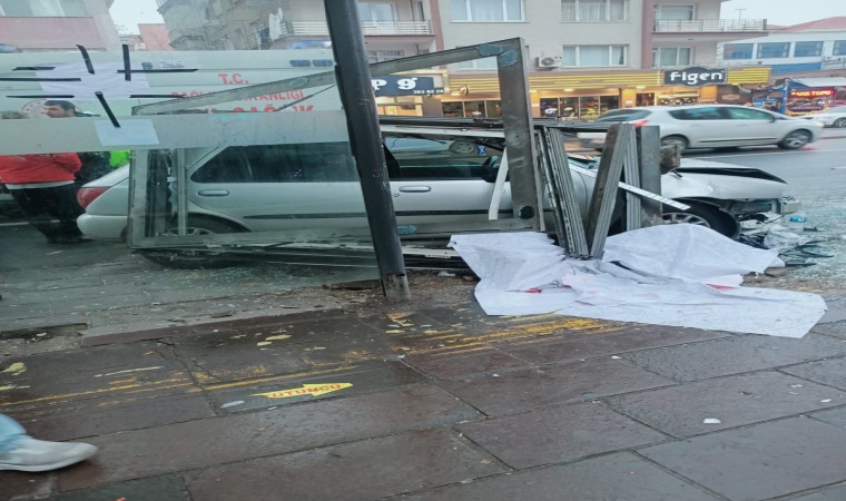 Ankarada otomobil otobüs durağına çarptı: 3 yaralı