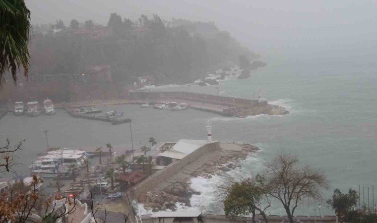 Antalyada yağmur trafiği aksattı, Konyaaltı Sahili sisle kaplandı