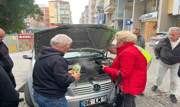 Araçtan bir anda dumanlar yükseldi, şoförün imdadına vatandaşlar koştu