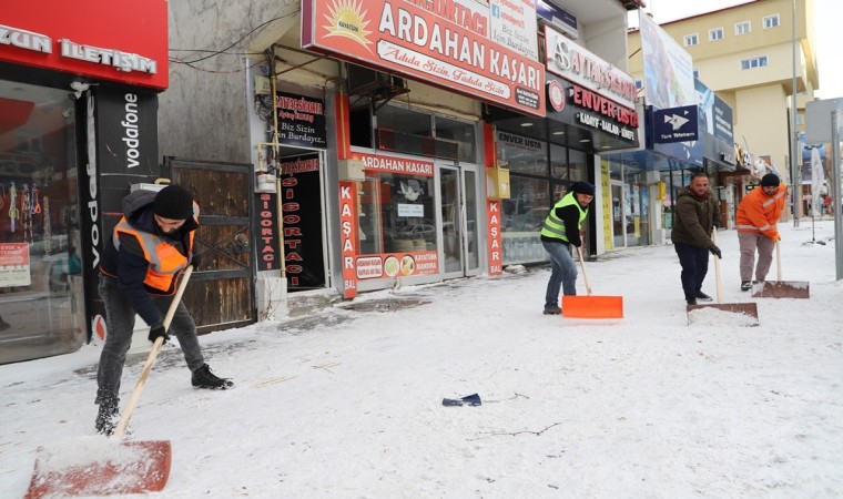 Ardahanda karla mücadele ekipleri aralıksız çalışıyor