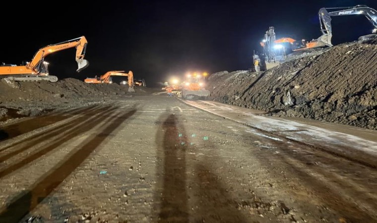 Arhavideki heyelan sonrası yol 19 saat sonra tek şeritten ulaşıma açıldı