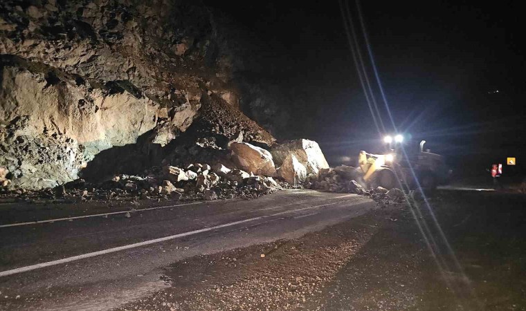 Artvinde gece meydana gelen heyelan karayolunu ulaşıma kapattı