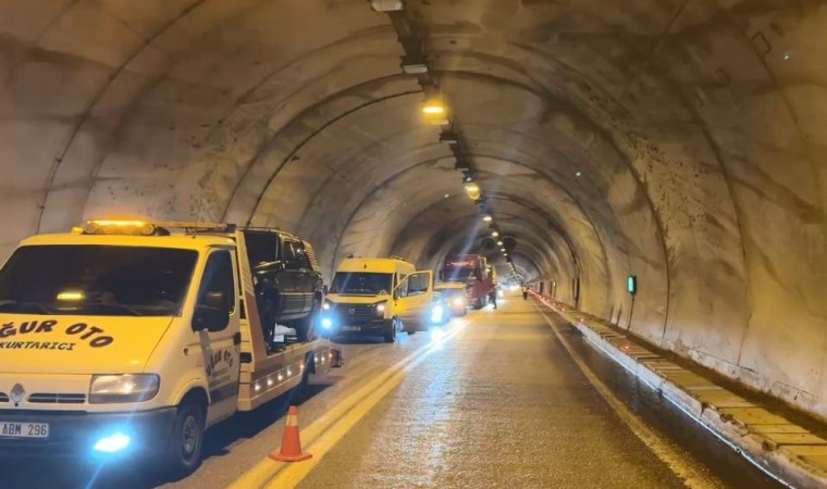 Artvinde tünel girişinde heyelan: Yol trafiğe kapandı