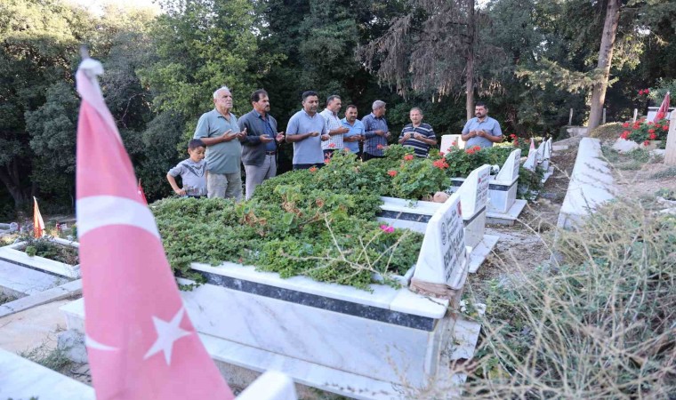 Asrın felaketinde 500e yakın insanın hayatını kaybettiği mahallede depremin gerçekliğini mezarlık gösteriyor