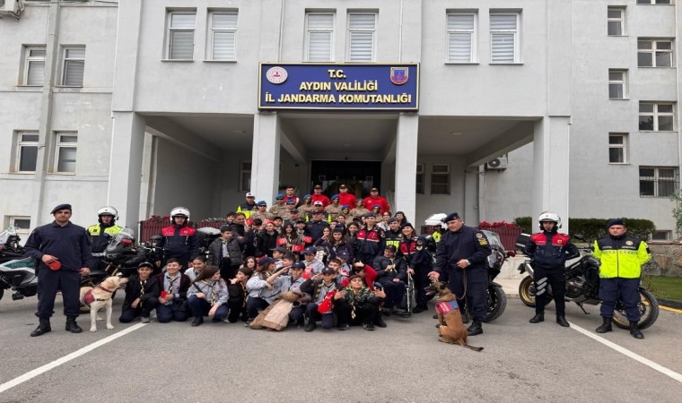 Aydın jandarması minik öğrencileri ağırladı