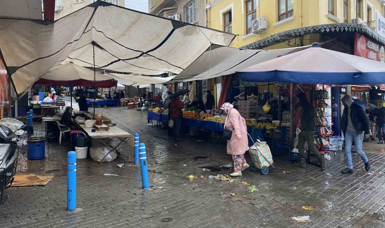 Aydında sağanak yağıştan, Salı Pazarı esnafı da etkilendi