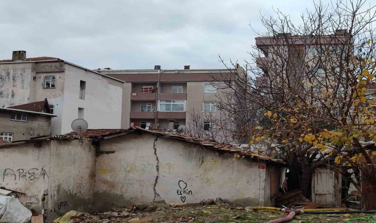 Bağcılarda korkutan yangın, gecekondu kullanılamaz hale geldi