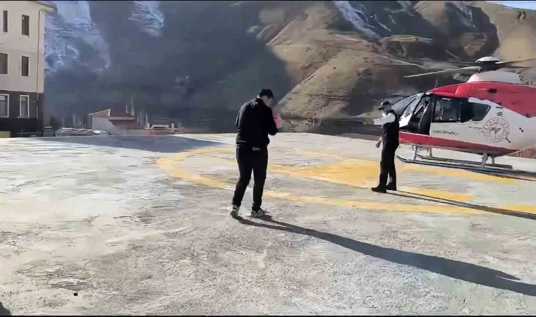 Bahçesarayda ambulans helikopter sarılık olan bebek için havalandı