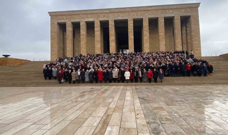 Bakan Göktaş, kadınlarla Anıtkabiri ziyaret etti