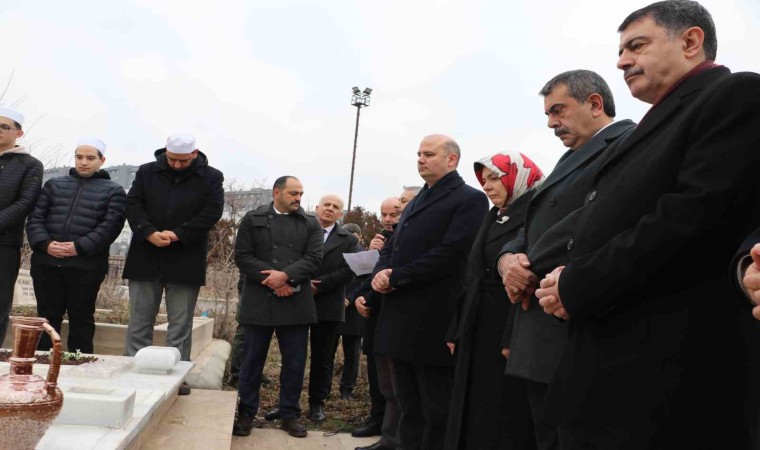 Bakan Tekin, eski Milli Eğitim Bakanı Tevfik İlerinin 63. ölüm yıl dönümünde kabrini ziyaret etti