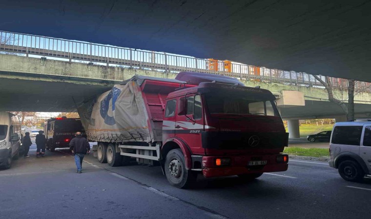 Bakırköyde alt geçitten geçmeye çalışan kamyon sıkıştı