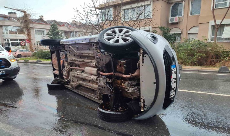 Bakırköyde sürücüsünün kontrolünden çıkan araç yan yattı