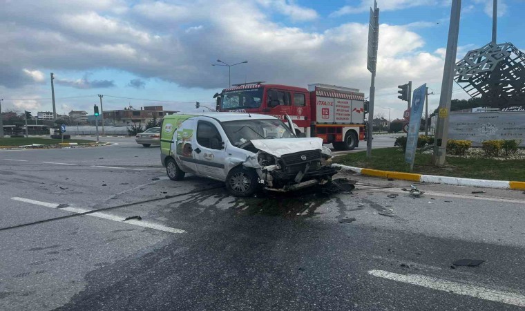 Balıkesirde çift taraflı trafik kazası; 2 yaralı