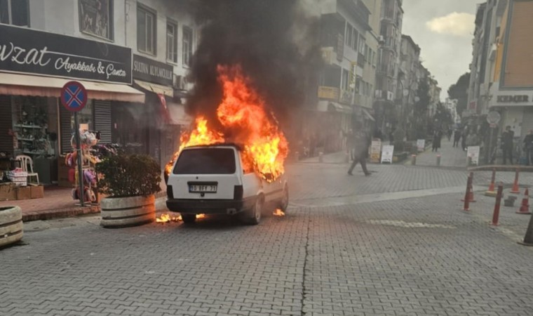 Balıkesirde park halindeki otomobil alev topuna döndü