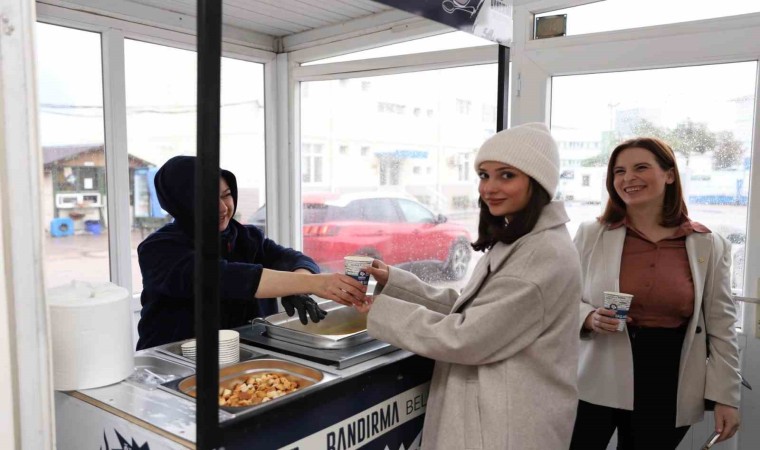 Bandırma Belediyesinden öğrencilere ve personele sıcak çorba ikramı