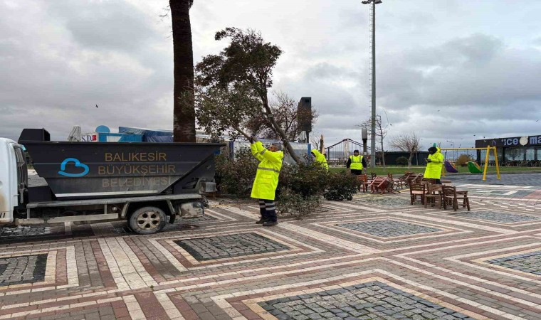 Bandırma ve Erdeki fırtına vurdu: Çatılar uçtu, ağaçlar devrildi