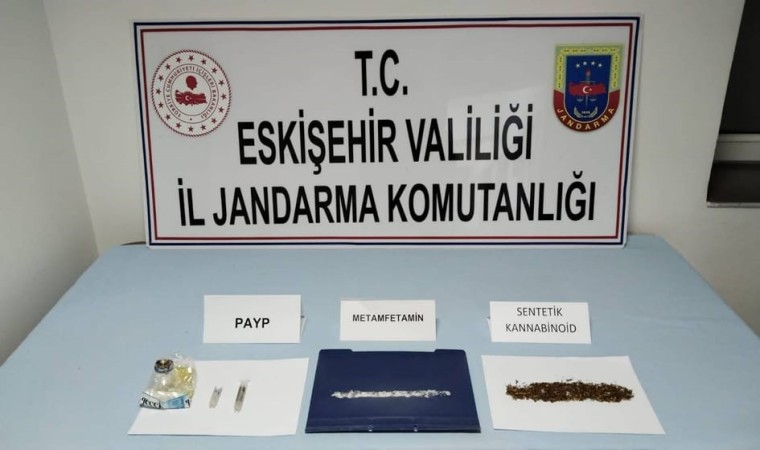 Başka ilden getirdikleri uyuşturucuları satmak isteyen şüpheliler jandarmadan kaçamadı