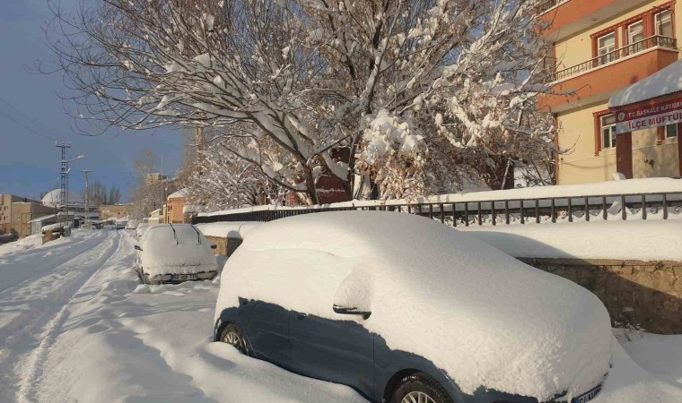 Başkalede araçlar kara gömüldü, 88 yerleşim yerinin yolu ulaşıma kapandı