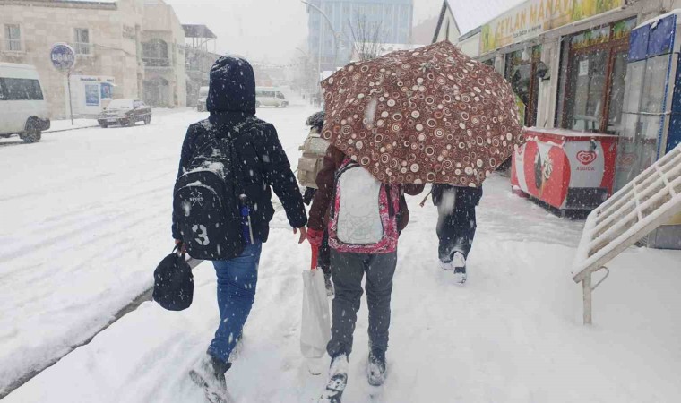 Başkalede kar aniden bastırdı, sürücüler zor anlar yaşadı