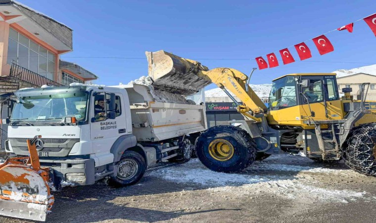 Başkalede kar yığınları kamyonlarla ilçe dışına taşınıyor