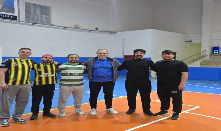 Başkan Dilsizden kız voleybol takımına maç öncesi motivasyon desteği