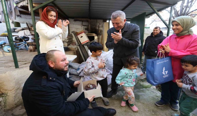 Başkan Günaydan pastalı yeni yıl sürprizi