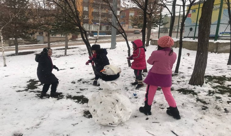 Bayburtta çocukların kar eğlencesi