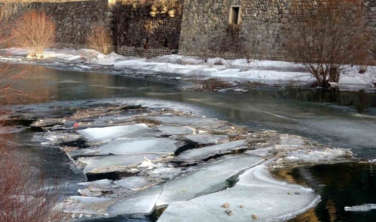 Bayburtta Çoruh nehri kısmi buz tuttu