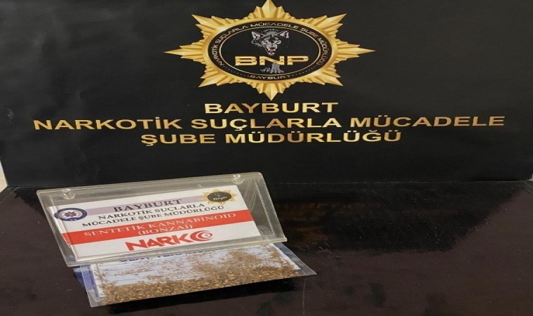 Bayburtta durdurulan araçtaki 2 şahsın üzerinde uyuşturucu madde bulundu