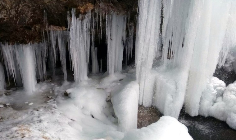 Bayburtta Sırakayalar Şelalesi buz tuttu