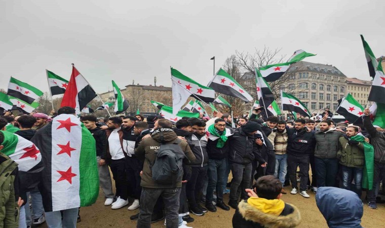 Berlinde Esad rejiminin devrilmesi kutlandı