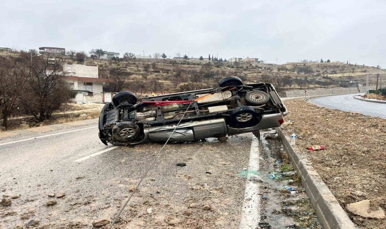 Besnide kamyonet takla attı: 1 yaralı