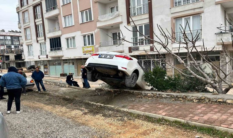 Besnide otomobil apartman boşluğuna düştü