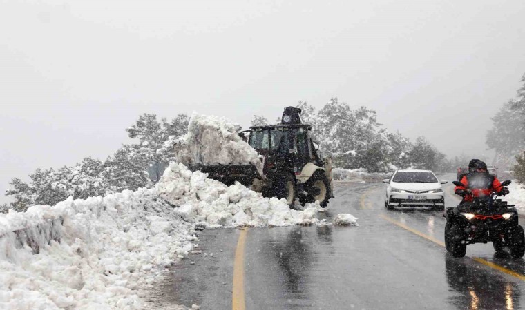 Beyaza bürünen Muğlada yollar ulaşıma açıldı