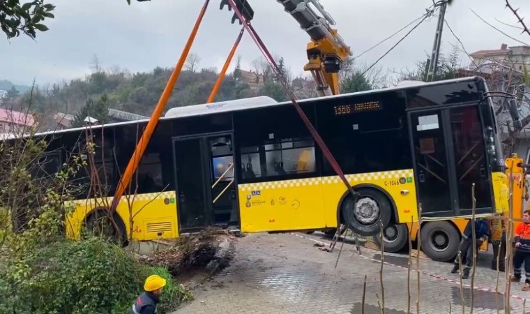 Beykozda yokuş aşağı kayan İETT otobüsü evin bahçesine düştü