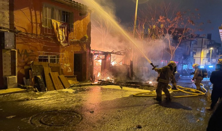 Beyoğlunda 3 katlı ahşap bina alevlere teslim oldu