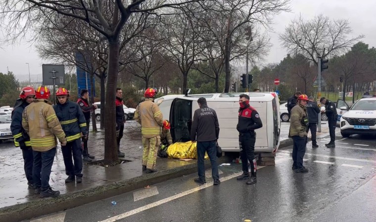 Beyoğlunda ticari araçla polis otosu çarpıştı: 1 yaralı