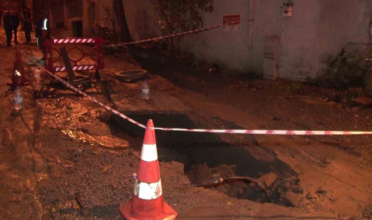 Beyoğlunda yol çöktü, 2 daireyi su bastı: Vatandaş İSKİye tepki gösterdi