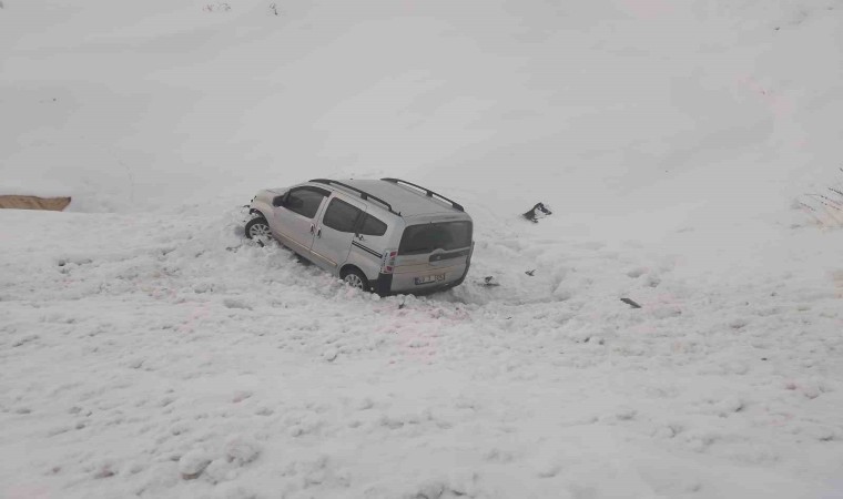 Bingölde araç şarampole yuvarlandı: 3 yaralı